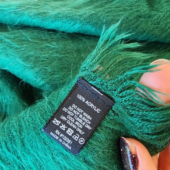 Chic Green Scarf - Picture 3 of 3